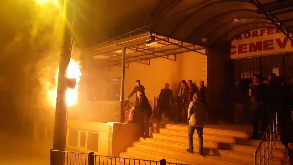 Cemevi Önündeki Trafo Yangını Söndürüldü