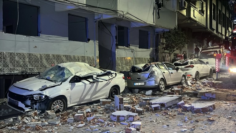 Zeytinburnu'nda Çatısı Düşen Bina Araçları Hurdaya Çevirdi