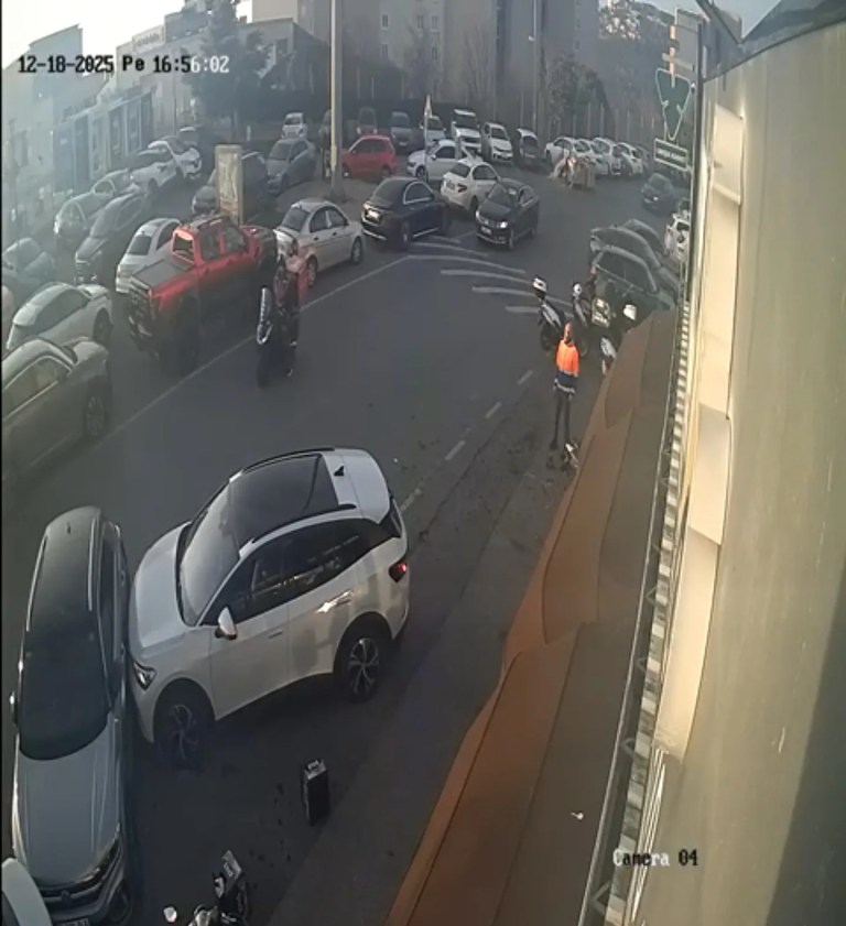 Maltepe'de Fren Yerine Gaza Basan Sürücü Kaza Yaptı