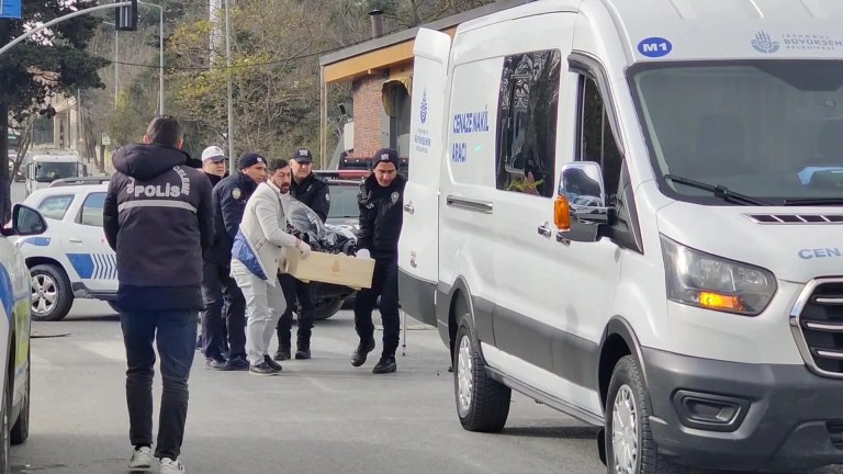 Arnavutköy'de Hafriyat Kamyonu Yayaya Çarptı