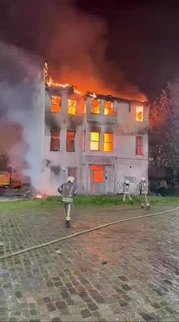 Fatih'te Tarihi Binada Çıkan Yangın Söndürüldü