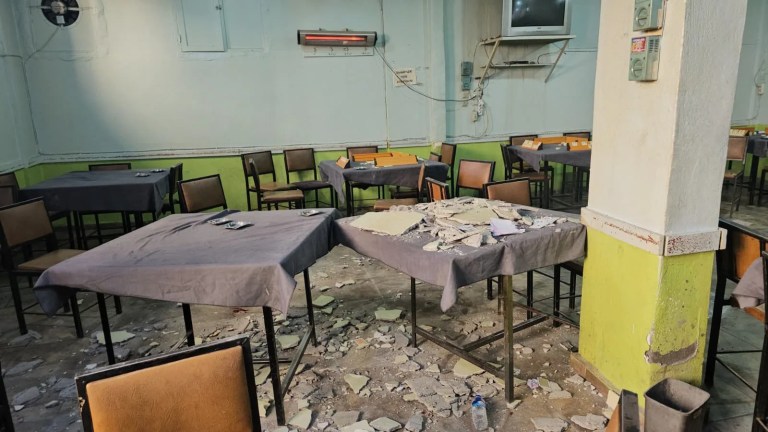Kıraathanede Tavan Çöktü: İki Kişi Yaralandı