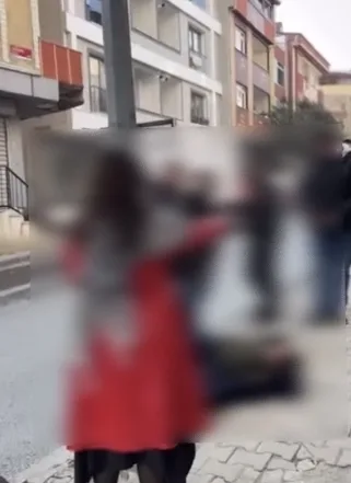 Küçükçekmece'de Taciz İddiası: Şüpheliyi Çevredekiler Darbetti