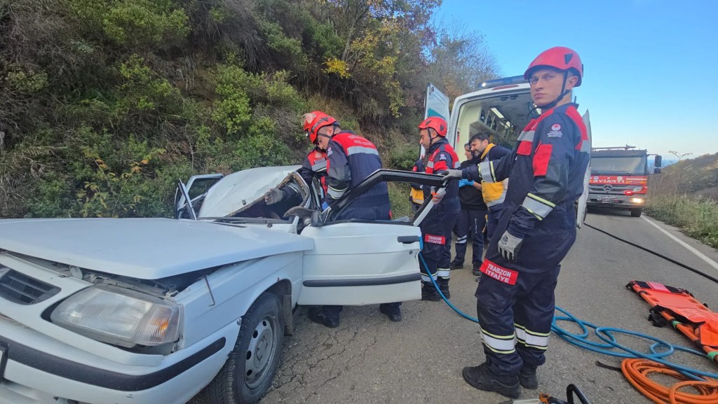 Akçaabat'ta Otomobilin Üzerine Kaya Düştü: 5 Yaralı
