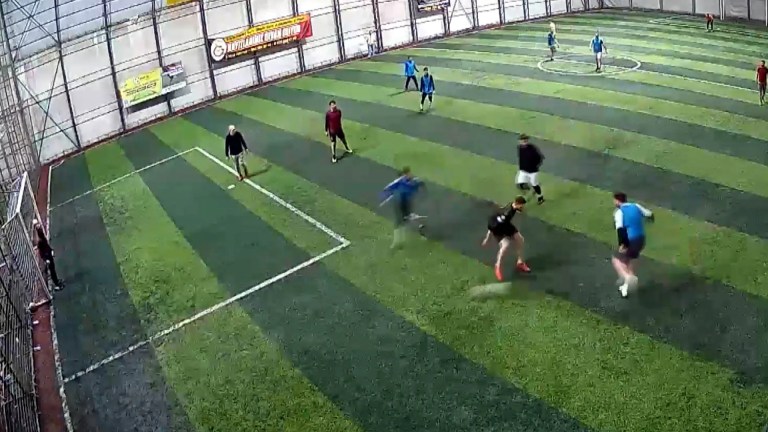 Halı Sahada Futbol Oynarken Hayatını Kaybetti