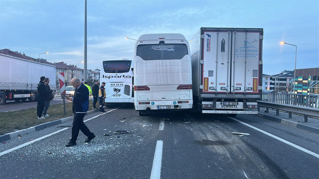 Kütahya'da Zincirleme Kaza: 3 Yaralı