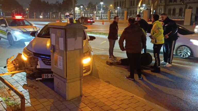 Bursa'da Trafik Levhalarına Çarpan Araç: 1 Yaralı
