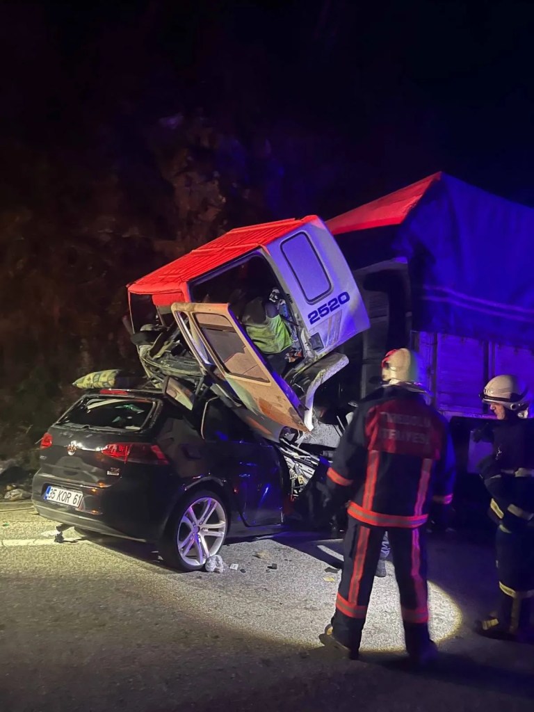 Tirebolu'da TIR ve Otomobil Çarpıştı: 3 Ölü, 1 Yaralı