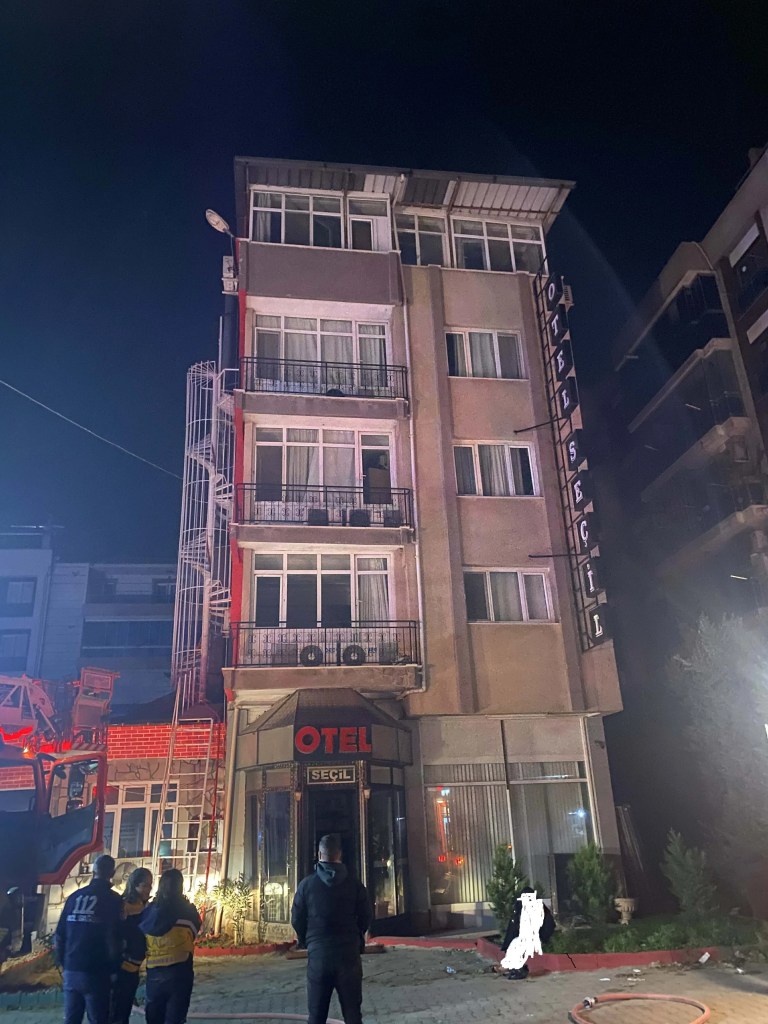 Manisa'da Otelde Çıkan Yangın Maddi Hasara Yol Açtı