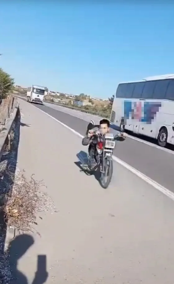 Motosikletini Yatarak Kullanan Sürücüye Ağır Ceza