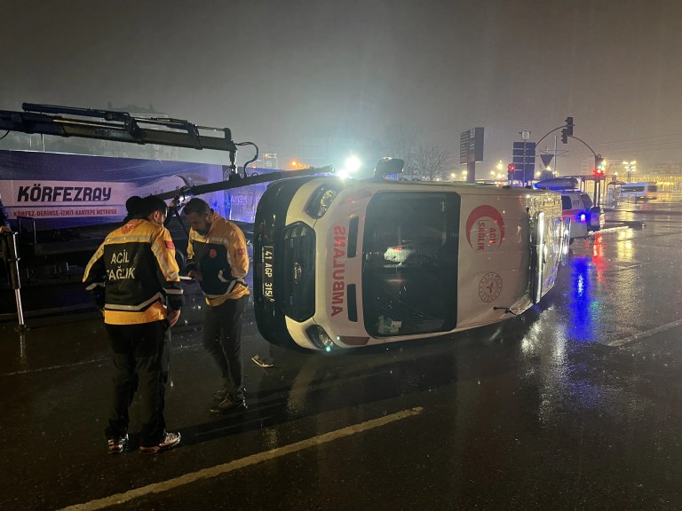 İzmit'te Ambulans ve Minibüs Çarpıştı: Altı Yaralı