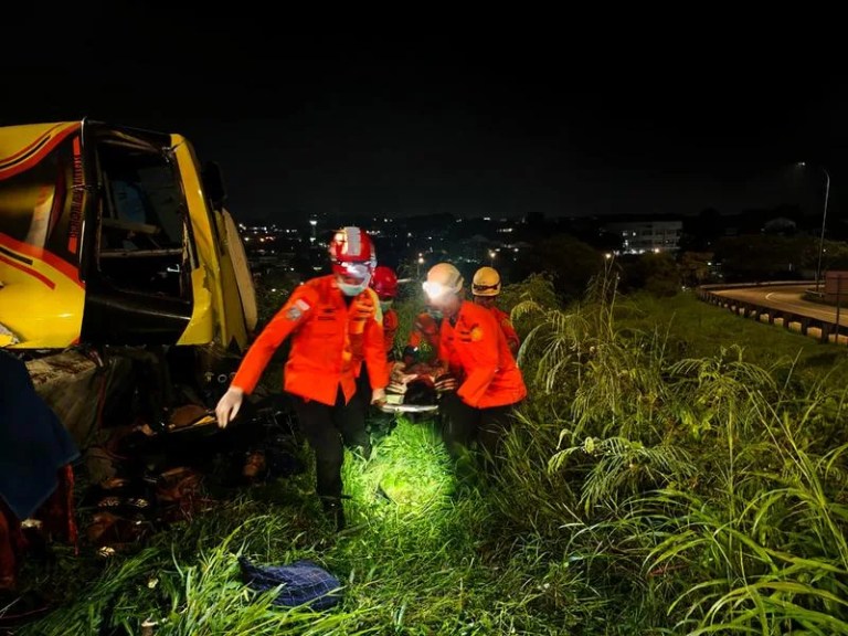 Endonezya'da Otobüs Kazası: 16 Kişi Hayatını Kaybetti