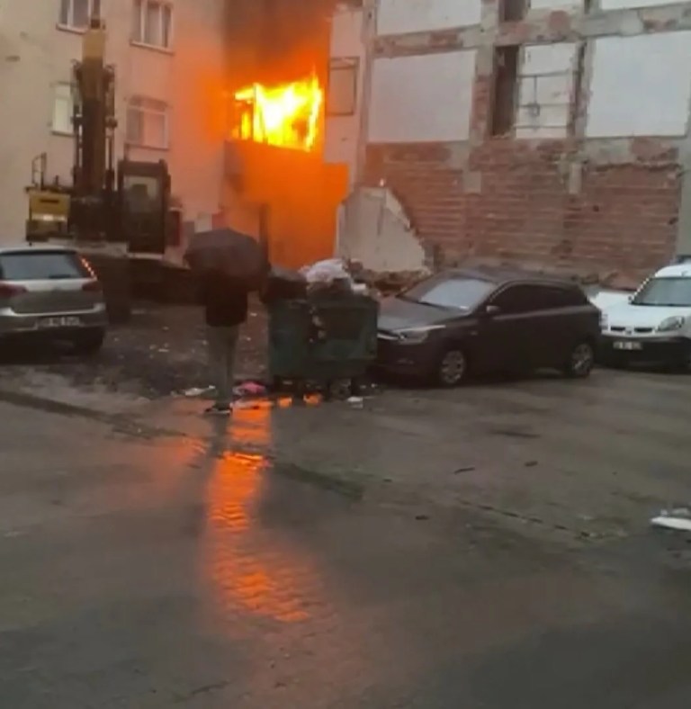 Bahçelievler'de Kentsel Dönüşüm Binasında Yangın