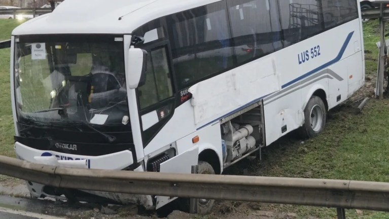Esenyurt'ta Servis Midibüsü Bariyerlere Çarptı