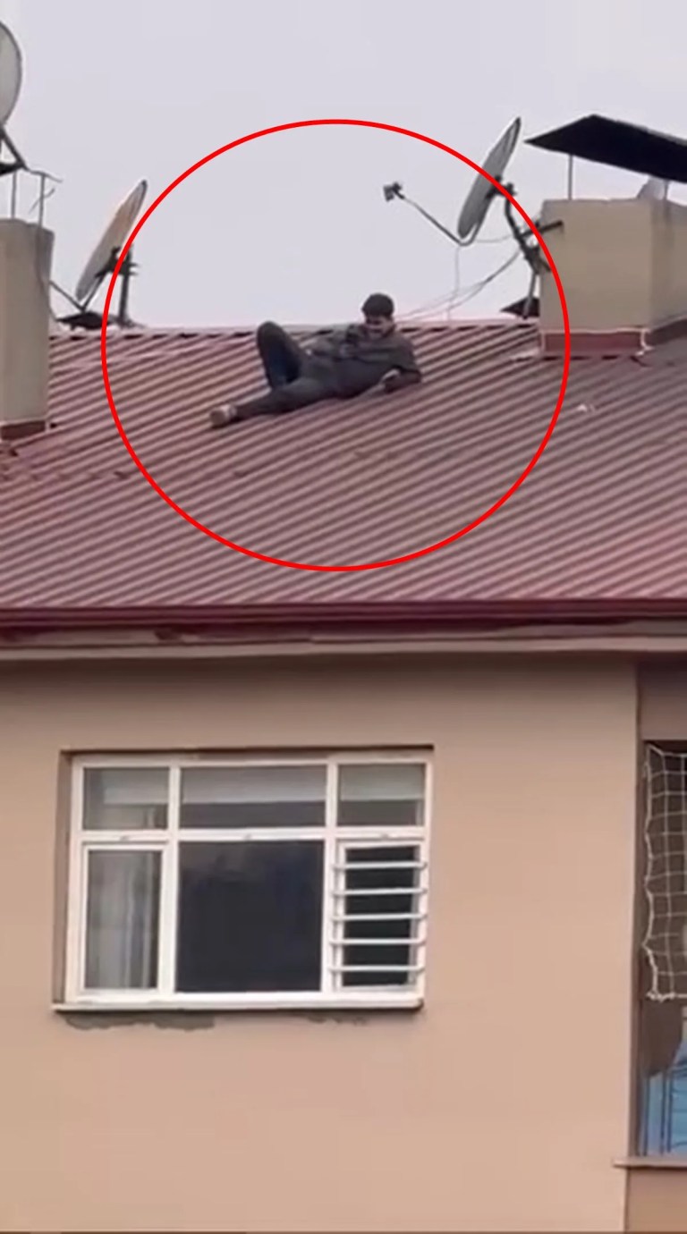 Taraftar Maçı Çatıda İzledi, O Anlar Kamerada