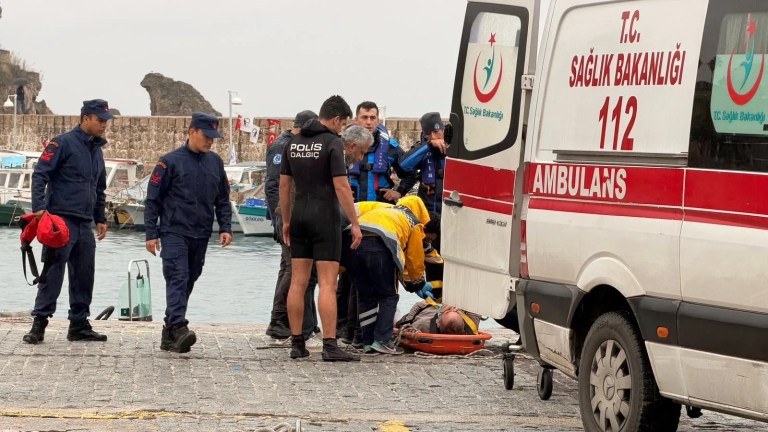 Antalya'da Balık Tutarken Falezlerden Düşen Adam Kurtarıldı