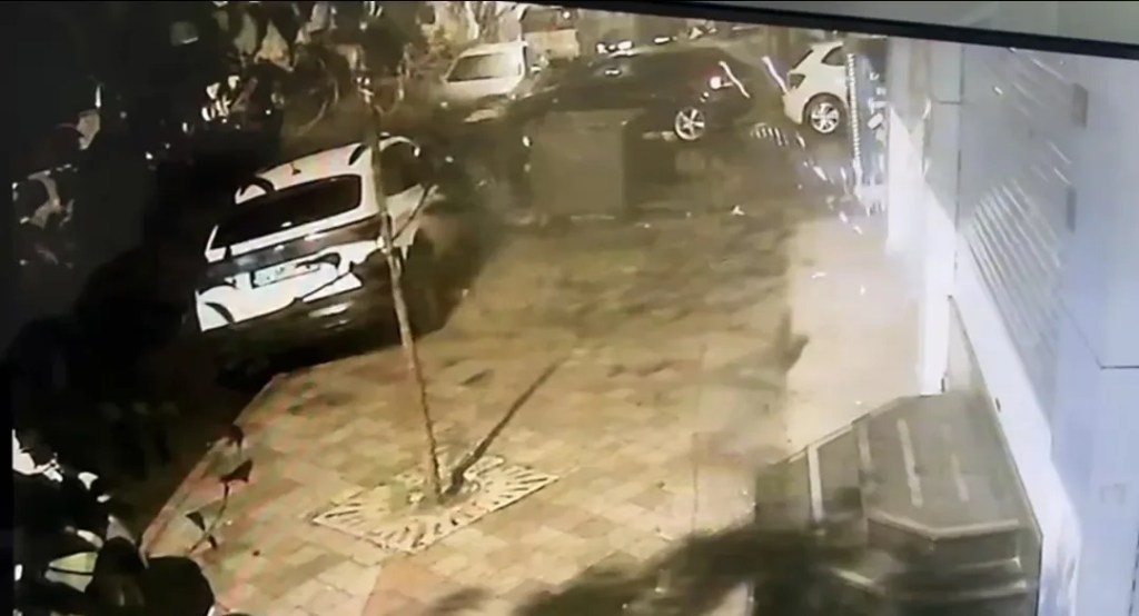 Zeytinburnu'nda Park Halindeki Araca Silahlı Saldırı
