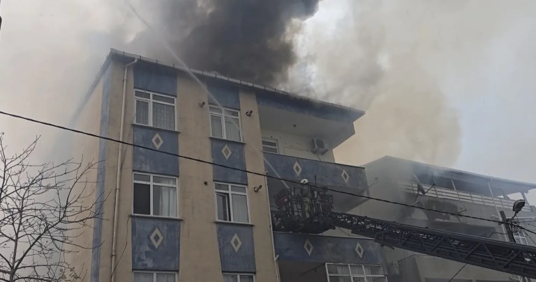 Ümraniye'de Çatı Yangını İki Binaya Sıçradı: Dört Yaralı