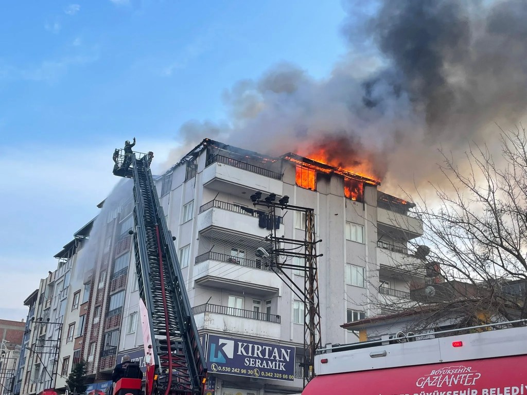 Gaziantep'te Beş Katlı Binada Yangın Çıktı