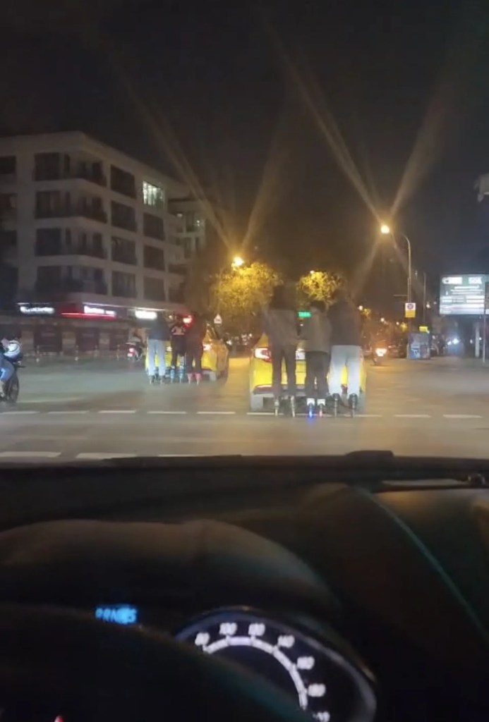 Kadıköy'de Patenli Gençlerin Tehlikeli Yolculuğu