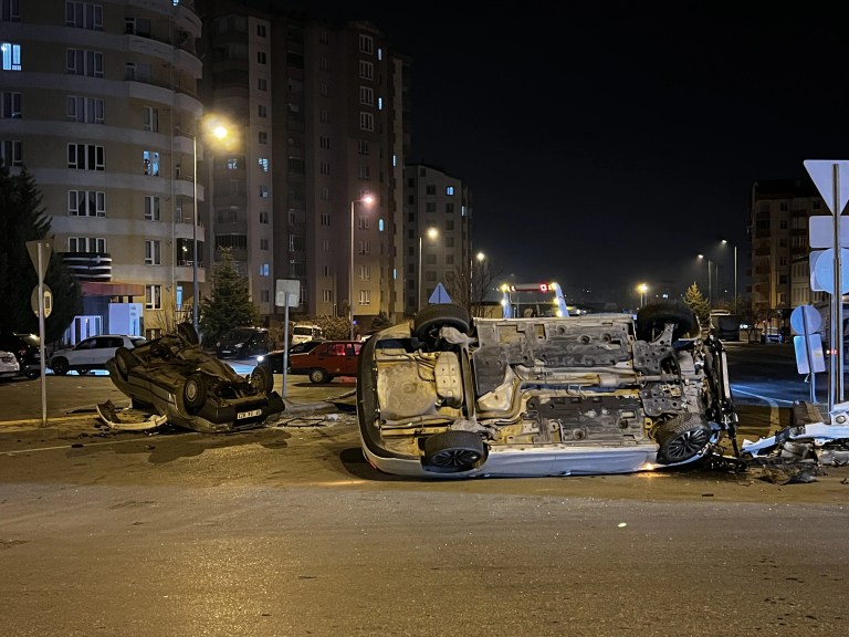 Kayseri'de İki Otomobil Çarpıştı: 2 Yaralı