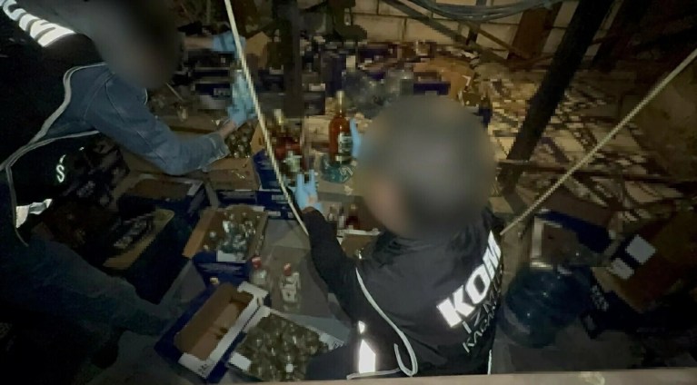İzmir'de Sahte İçki Operasyonu: Üç Kişi Tutuklandı