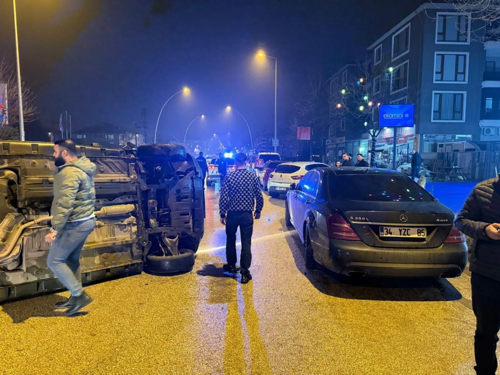 Düzce'de Taksi Park Halindeki Araca Çarptı ve Devrildi