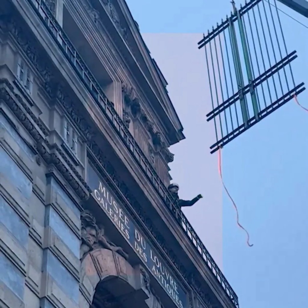 Louvre Müzesi'nde Güvenlik Önlemleri Artırıldı