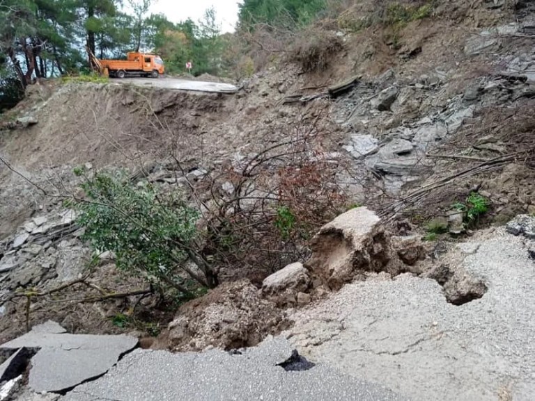 Cide-İnebolu Yolu Heyelan Nedeniyle Kapandı