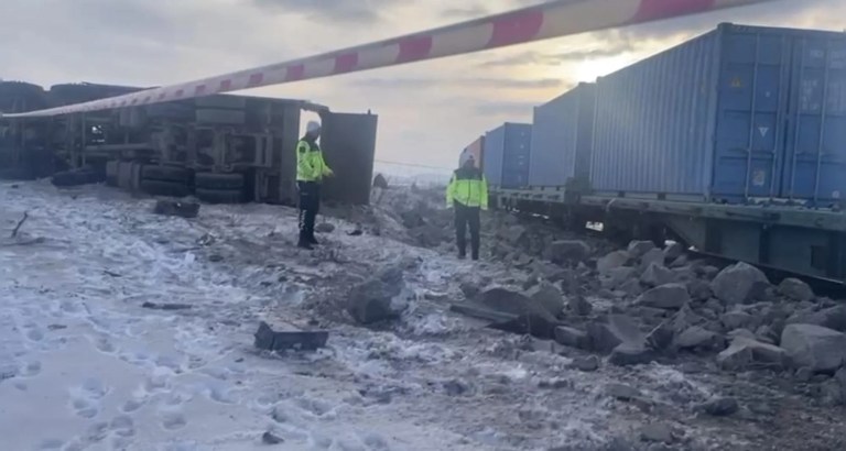 Kars'ta Yük Treni Kamyona Çarptı, 1 Kişi Hayatını Kaybetti