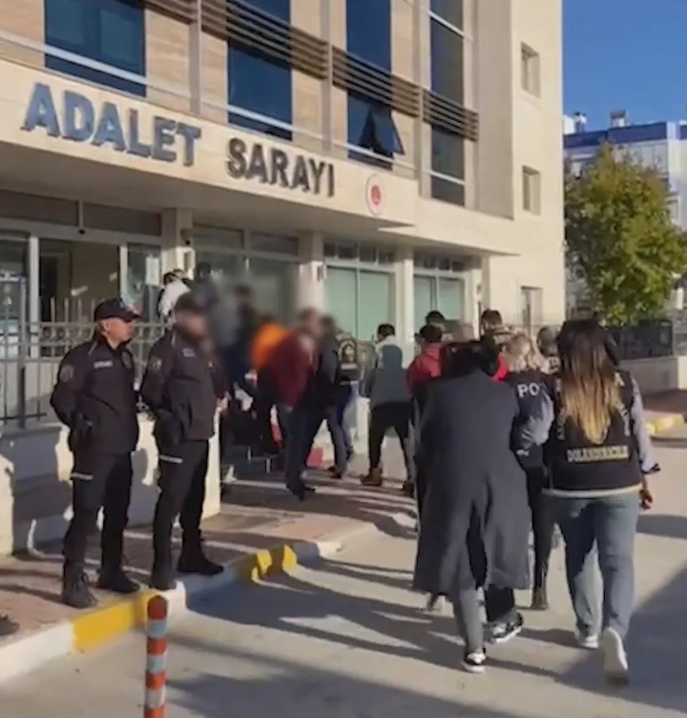 Antalya'da Sahte Polis Dolandırıcılığı: 7 Kişi Tutuklandı