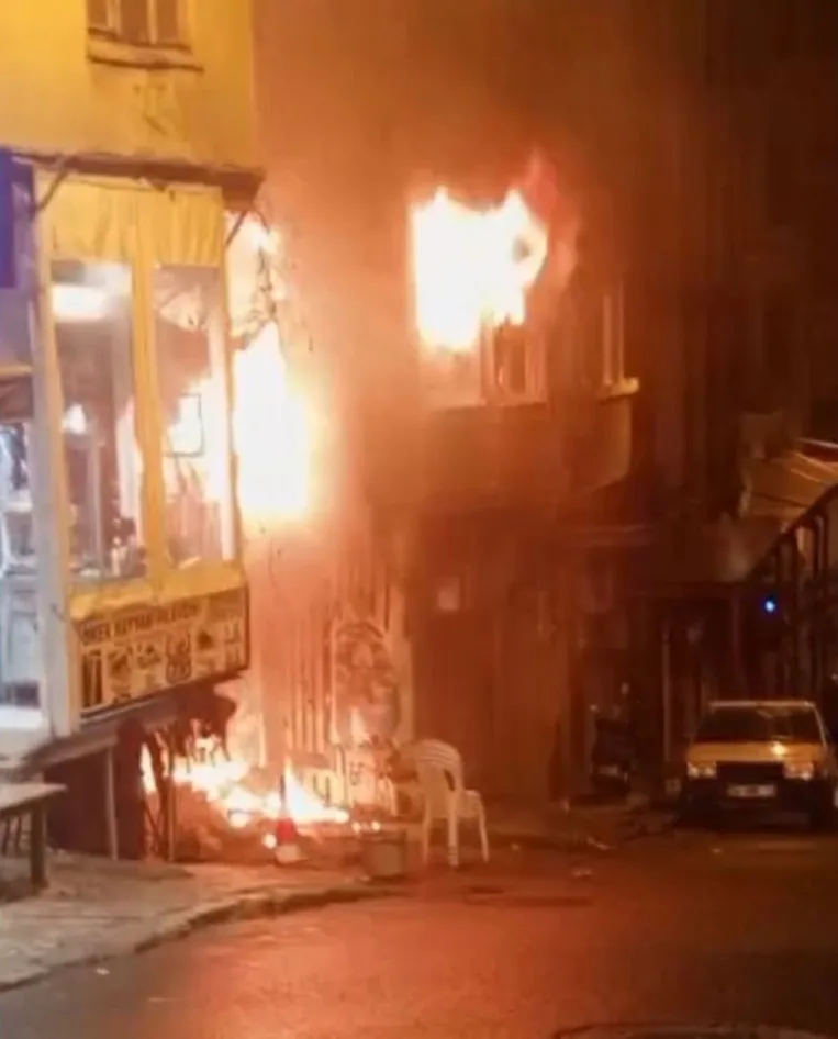 Beyoğlu'nda Yangında Patlamalar Kameraya Yansıdı