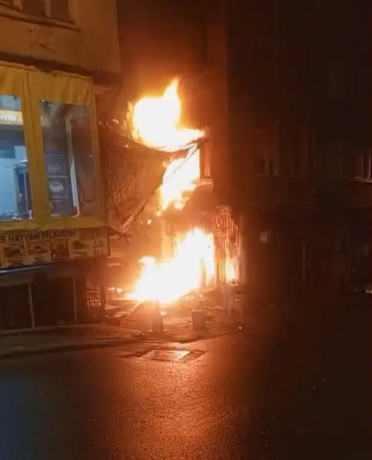 Beyoğlu'nda Yangında Patlamalar Kameraya Yansıdı