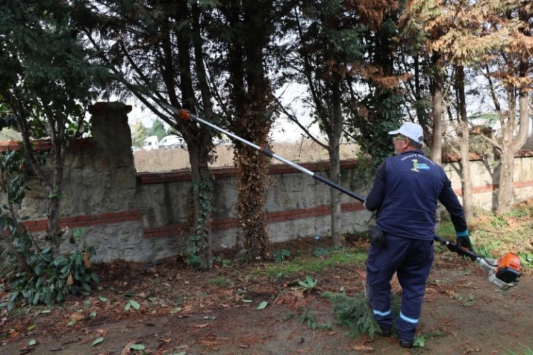 Kartepe’de Mezarlıklara Düzenli Bakım!