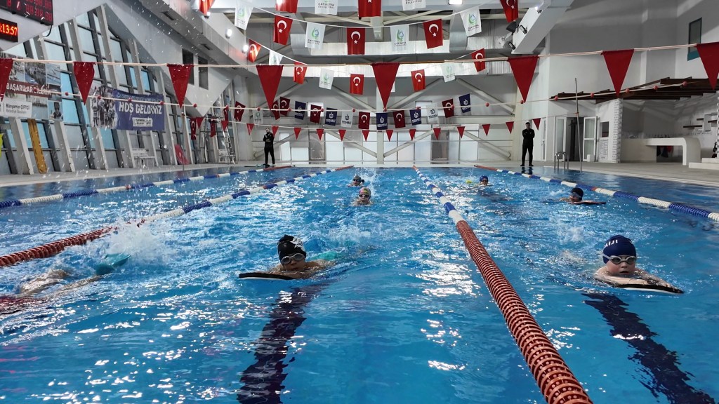 Çayırova’da Yüzme Havuzuna Büyük İlgi!