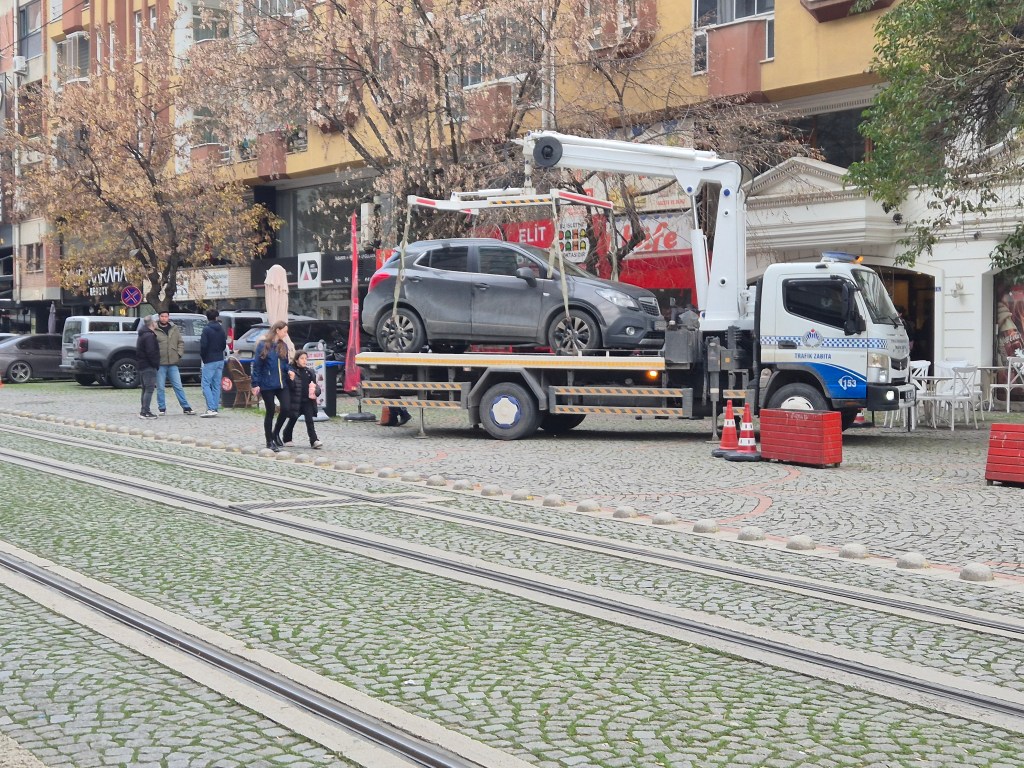 İzmit’te Tramvay Yolunda Araç Çekiliyor!