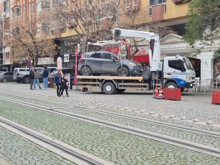 İzmit’te Tramvay Yolunda Araç Çekiliyor!