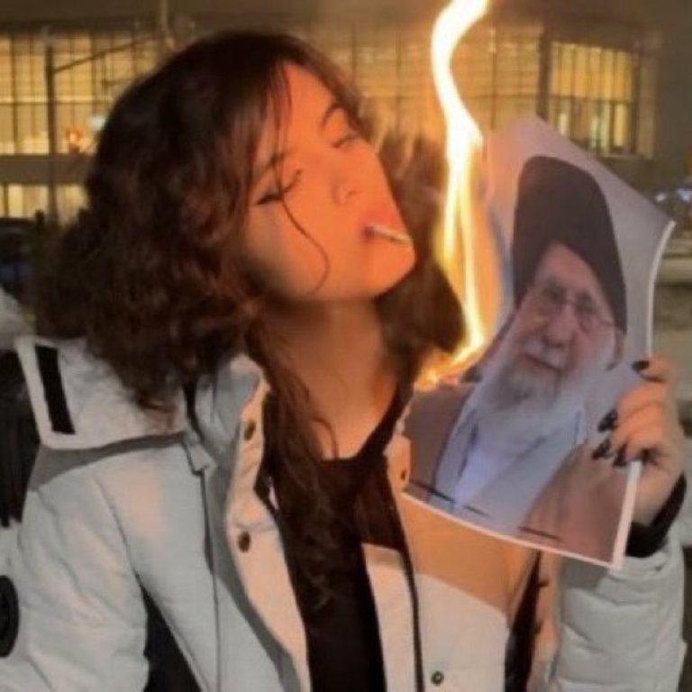 İran’da Kadınlardan Hamaney’e Tepki!