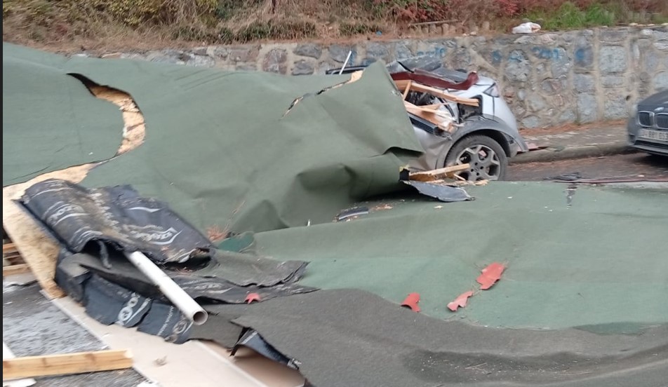 Gebze’de Fırtına Etkisi: Çatılar Uçtu!