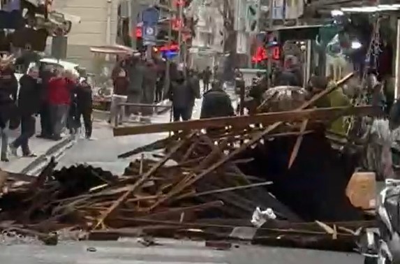 İzmit’te Fırtına Çatıyı Uçurdu!