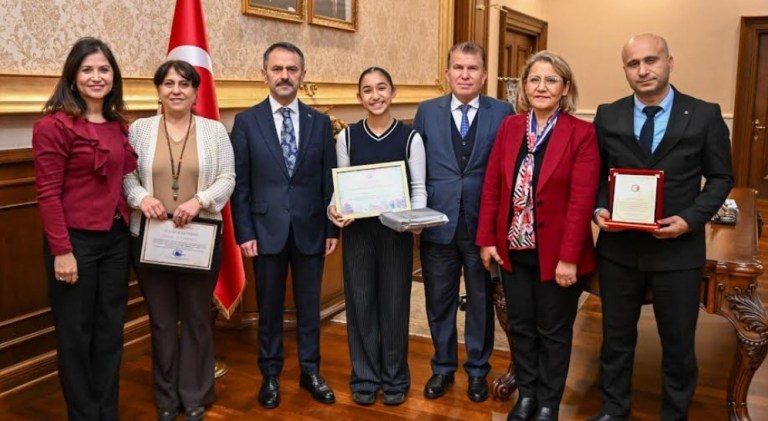 Kocaeli’de Resim Yarışması Birincisi Valiyi Ziyaret Etti!