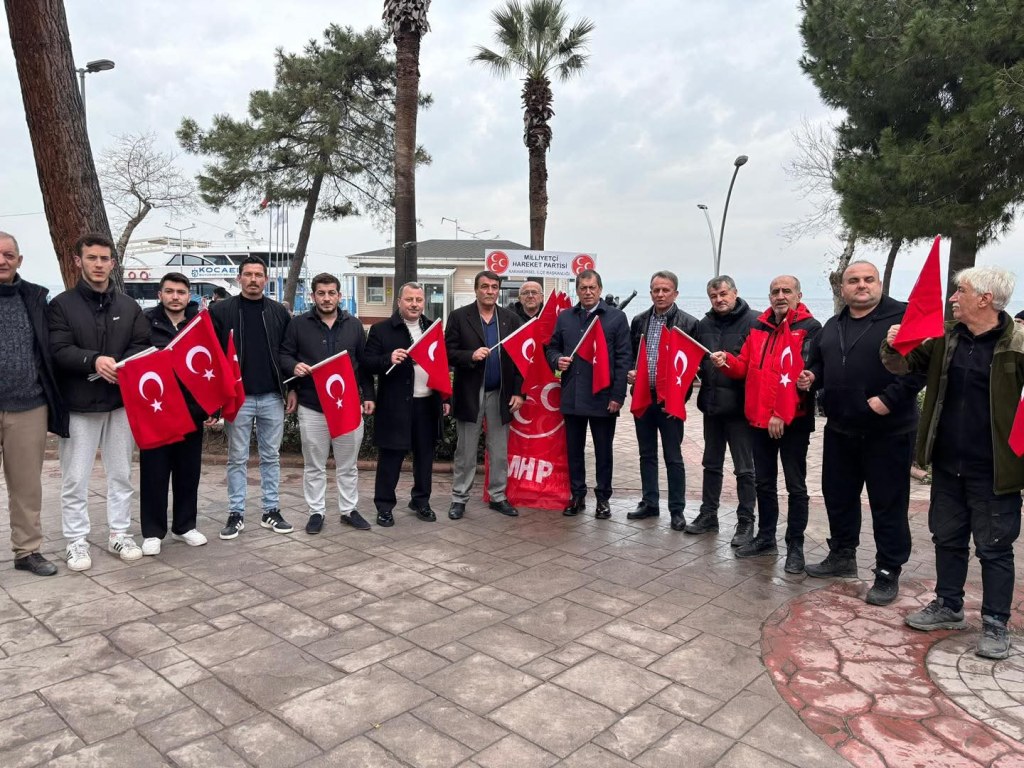 Kocaeli’de Ülkü Ocakları’ndan Bayrak Dağıtımı!