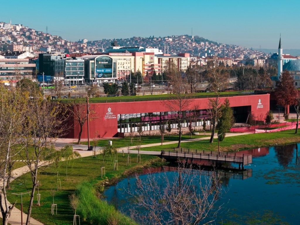 İzmit’te Alev Alatlı Kütüphanesi Açıldı!