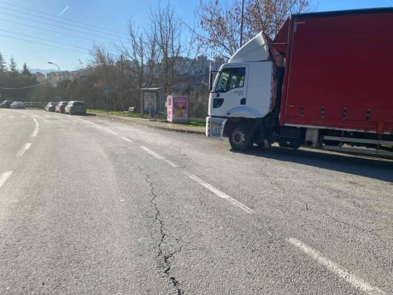 İzmit’te Rampaya Park Edilen Tır Tehlike Saçıyor!