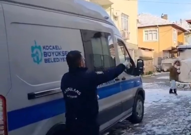 Kocaeli’de Ambulans Görevlileri Kar Topu Oynadı!
