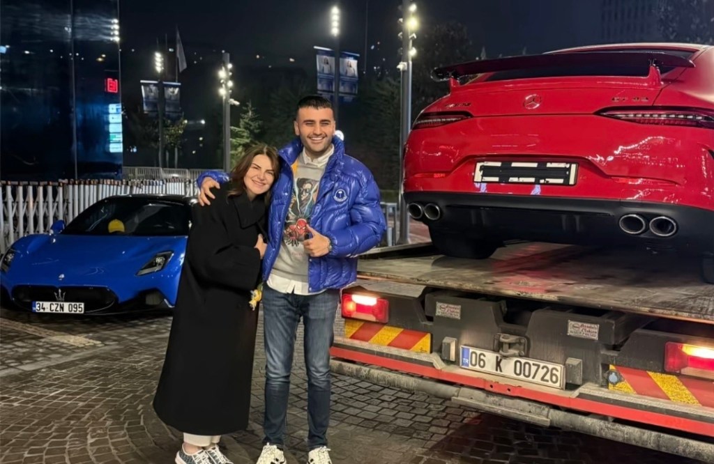 CZN Burak’tan Annesine Lüks Hediye!