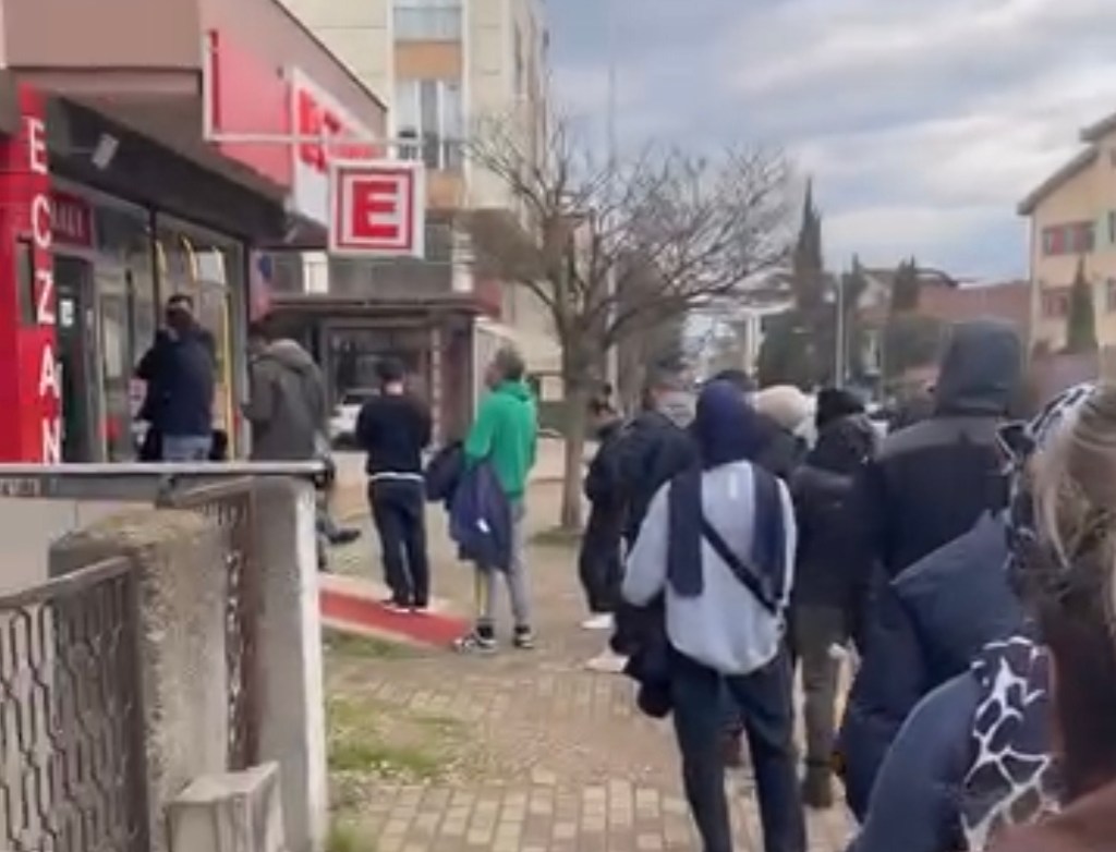 Kartepe’de Nöbetçi Eczane Kuyruğu!