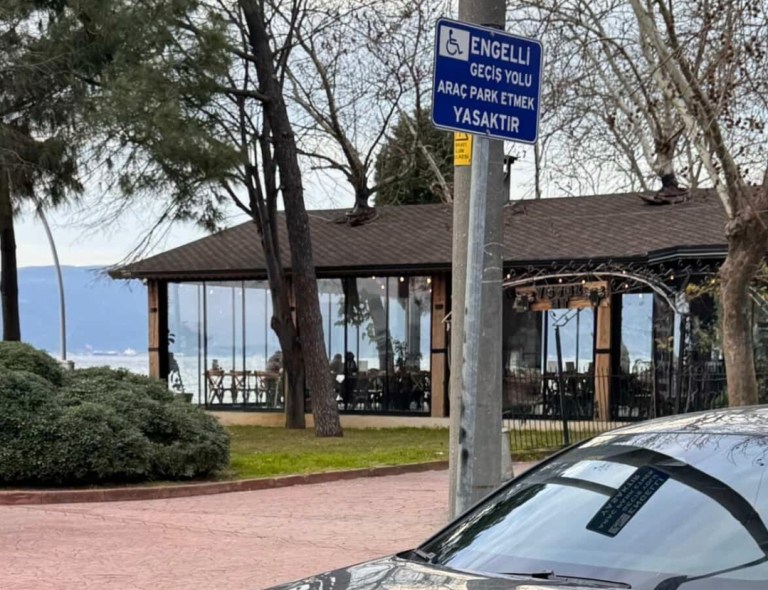 Karamürsel’de Engelli Rampasına Araç Parkı Tepkisi!