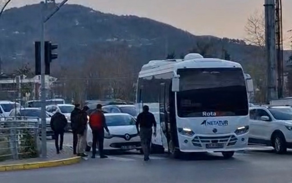Değirmendere Yüzbaşılar Kavşağı’nda Kaza!