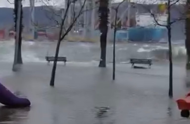 Körfez’de Şiddetli Lodos Yarımca Sahili’ni Vurdu!